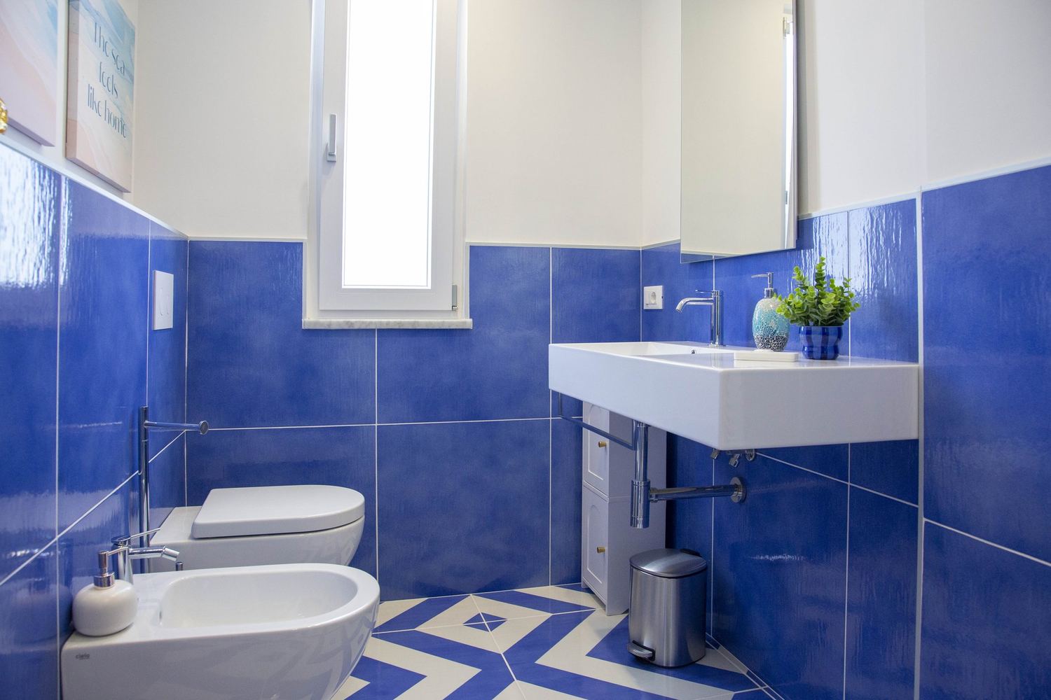 Dettaglio del secondo bagno in maiolica blu e bianca