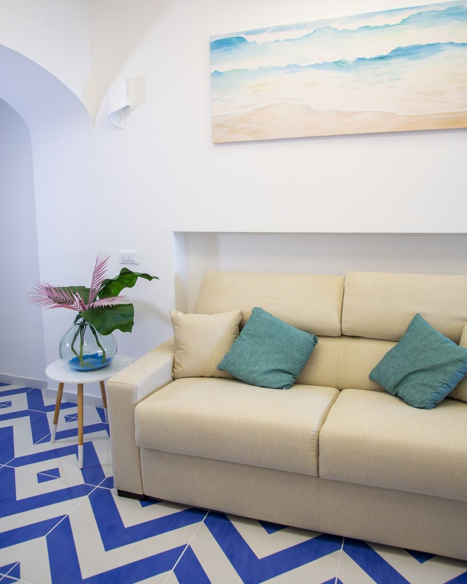 Camera matrimoniale della suite con balcone sui vicoli di Ischia Ponte