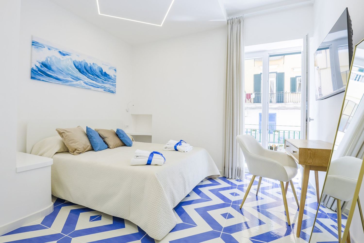 Dettaglio del soggiorno con pavimento maiolicato blu di Ischia Ponte