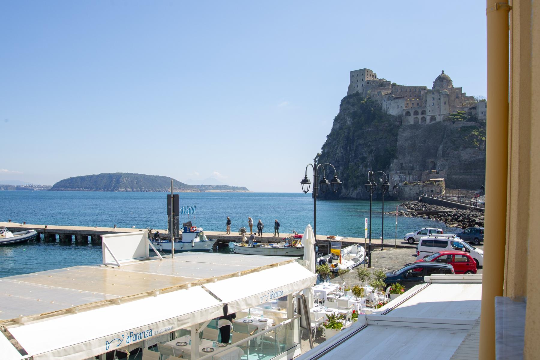 Castello Aragonese e porticciolo di Ischia Ponte visti dalla suite Isabel
