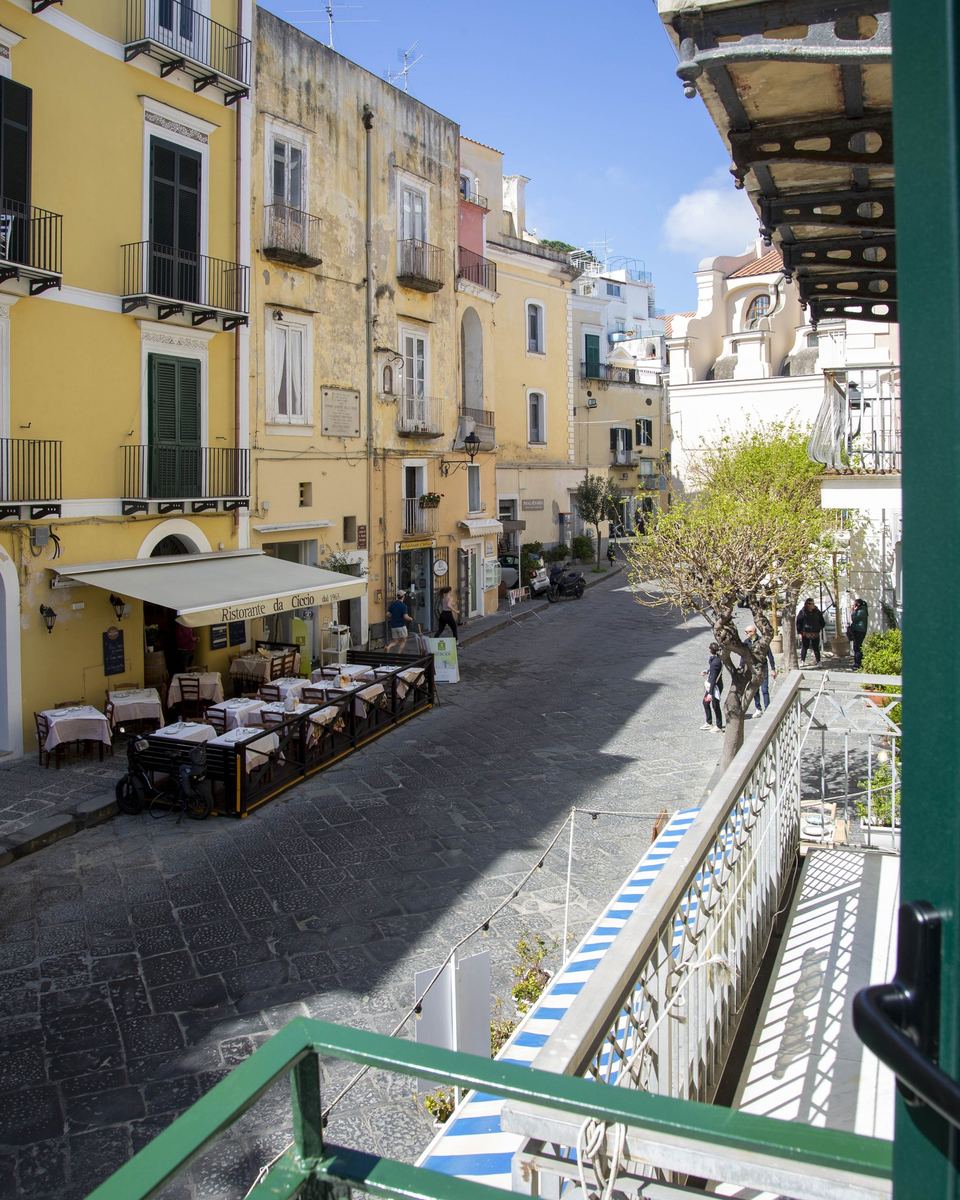 Vicoli antichi di Ischia Ponte visti dal balcone della suite